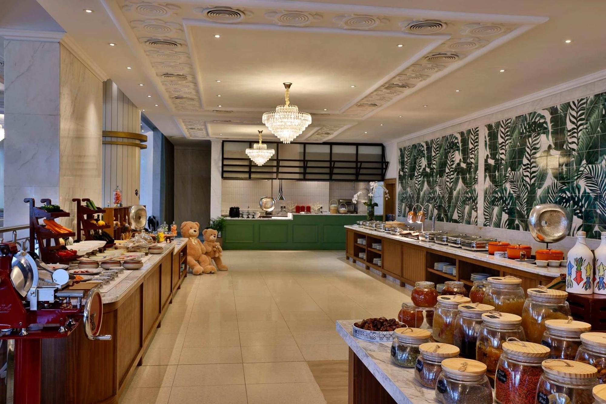 Waldorf Astoria Ras Al Khaimah Luaran gambar The buffet at the hotel