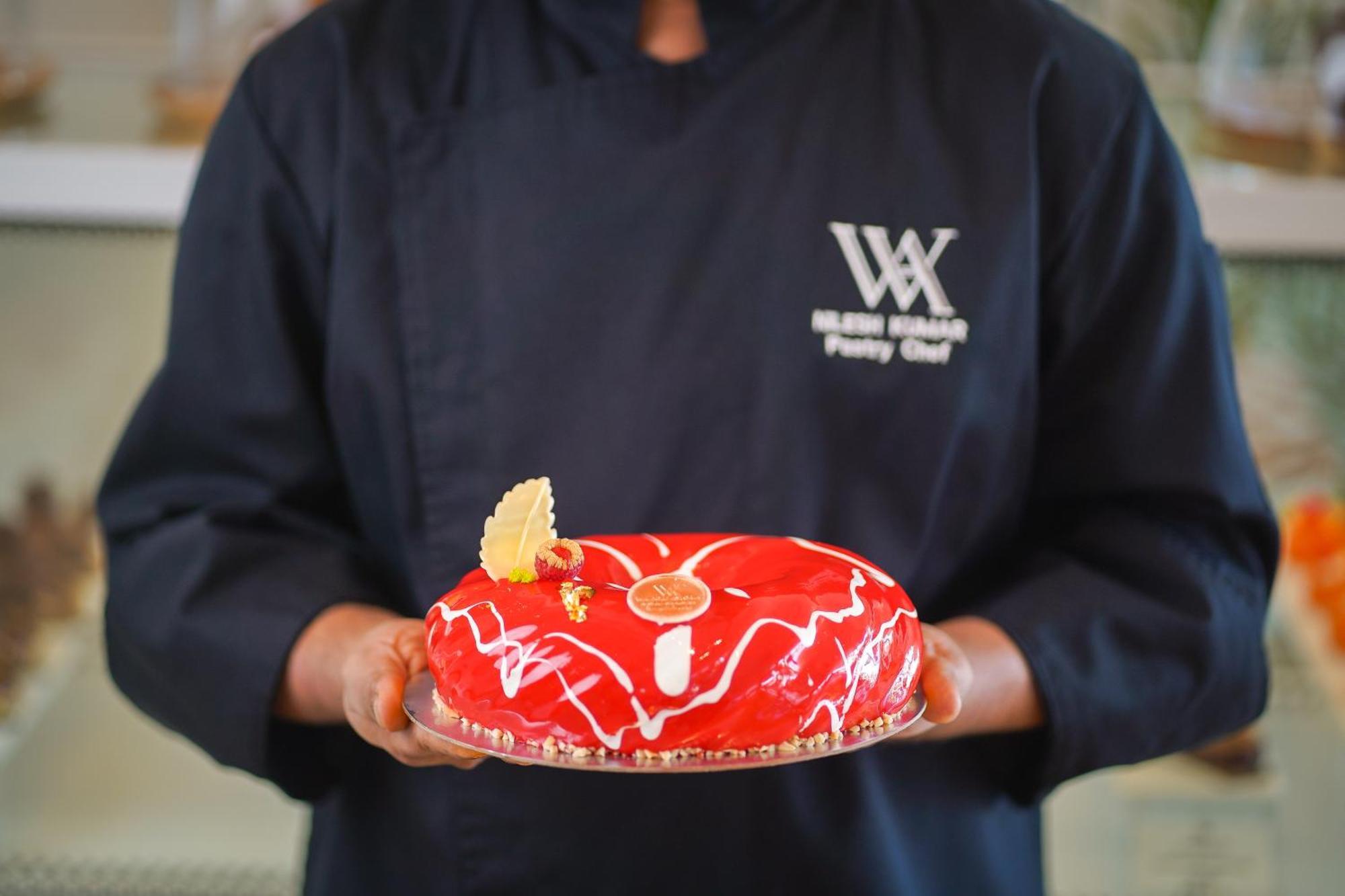 Waldorf Astoria Ras Al Khaimah Luaran gambar A pastry chef holding a cake