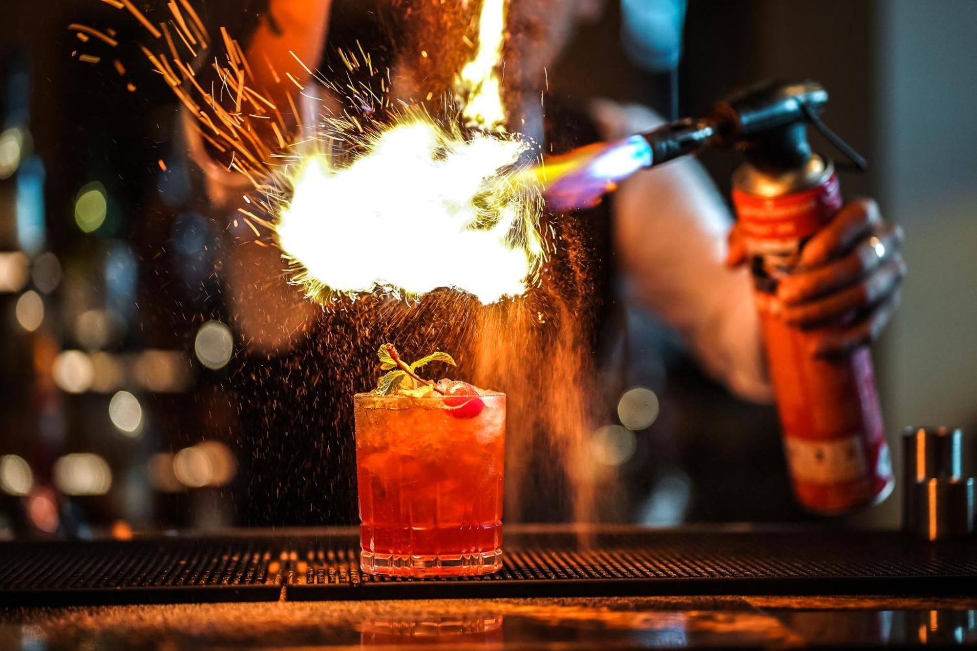 Waldorf Astoria Ras Al Khaimah Luaran gambar Flaming a cocktail