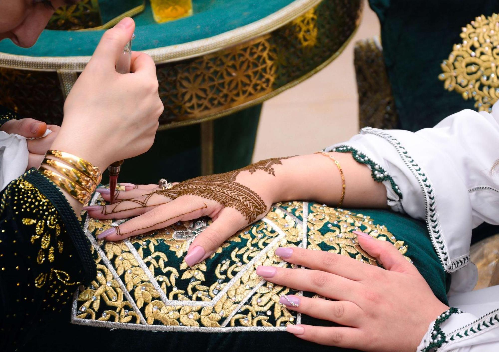 Waldorf Astoria Ras Al Khaimah Luaran gambar Henna being applied to a bride's hands